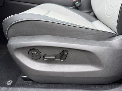 Used 2025 Volkswagen Tiguan SE w/ Panoramic Sunroof Package AWD/4WD image 9