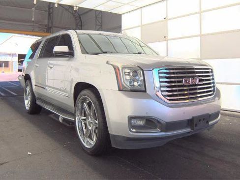 Used 2018 GMC Yukon XL SLT w/ Premium Edition image 2