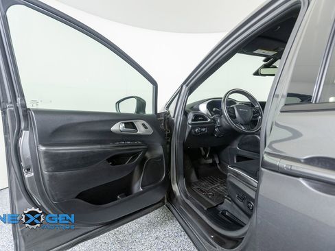 Used 2021 Chrysler Pacifica Limited w/ Uconnect Theater Family Group FWD image 9