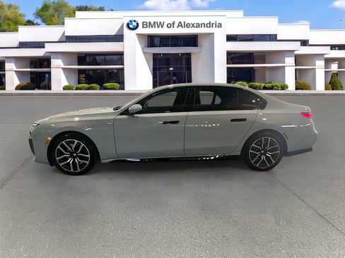 Used 2025 BMW 740i xDrive w/ Premium Package AWD/4WD image 8