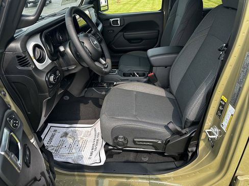 Used 2025 Jeep Gladiator Sport image 10