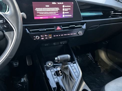 Used 2023 Kia Niro SX Touring image 11