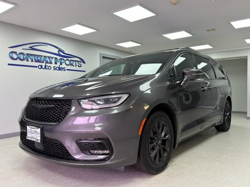 Used 2021 Chrysler Pacifica Touring-L w/ S Appearance Package FWD image 1
