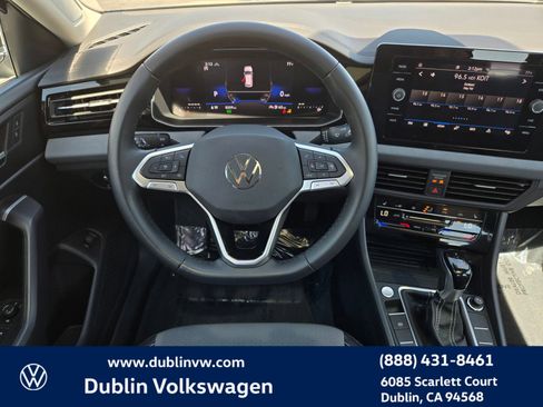Certified 2025 Volkswagen Jetta SE w/ Sunroof Package FWD image 12