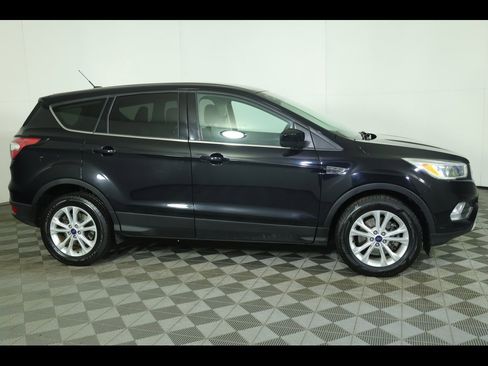 Used 2017 Ford Escape SE image 5