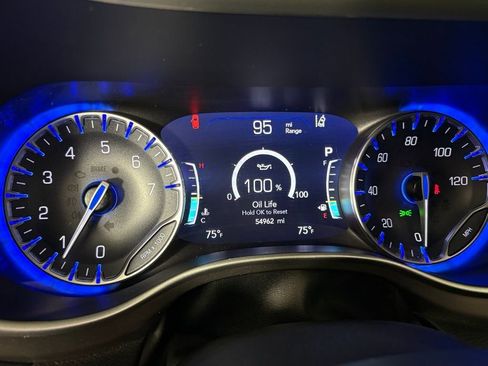 Used 2023 Chrysler Pacifica Touring-L FWD image 22