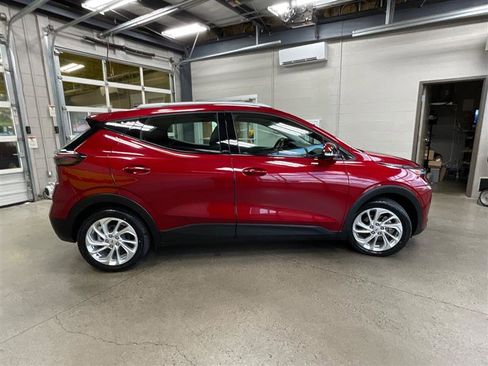 Used 2022 Chevrolet Bolt EUV LT w/ Comfort Package FWD image 6