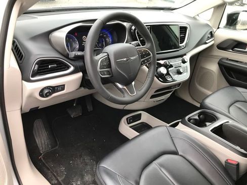 Used 2024 Chrysler Pacifica Touring-L image 3