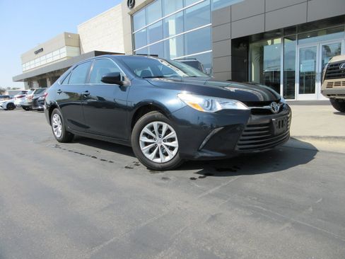 Used 2015 Toyota Camry LE FWD image 14