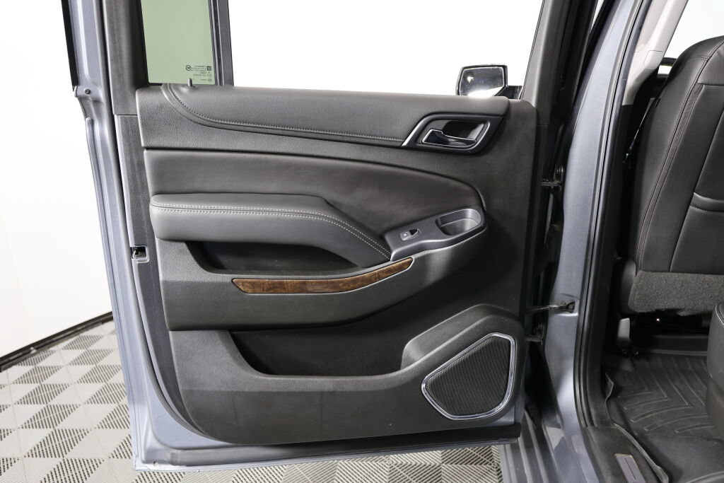 Used 2018 Chevrolet Suburban LT w/ Luxury Package RWD image 16