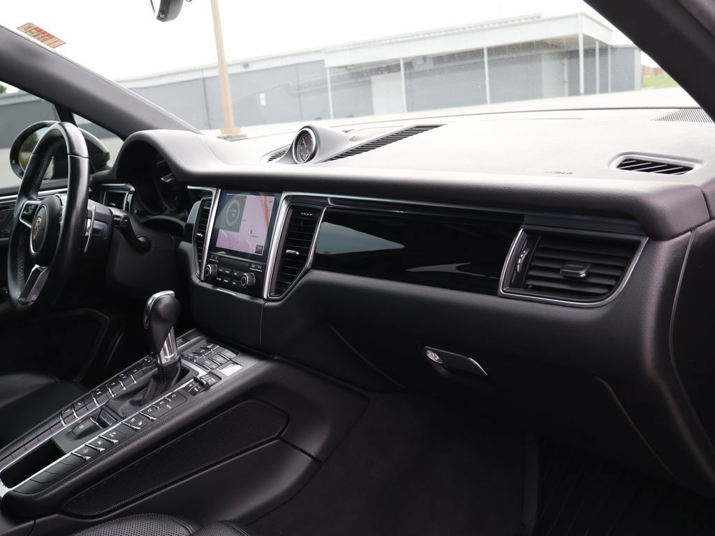 Used 2018 Porsche Macan AWD/4WD image 10