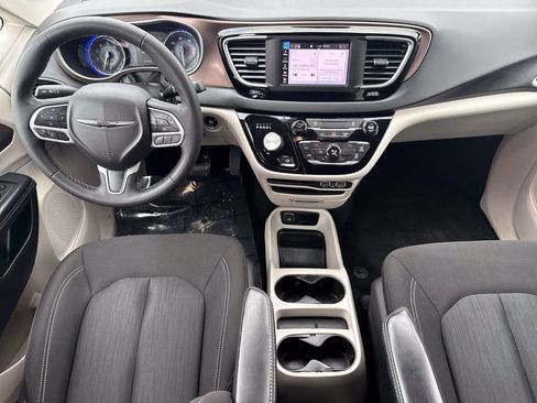 Used 2023 Chrysler Voyager LX FWD image 10