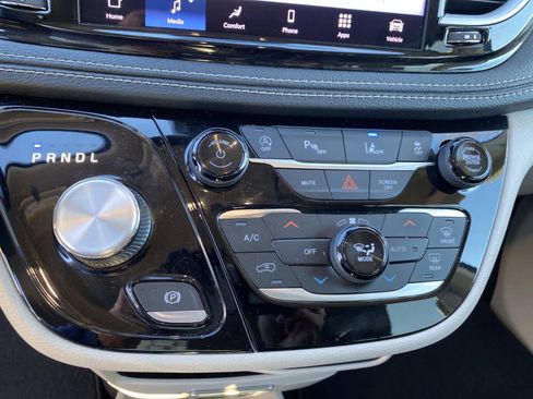 Certified 2022 Chrysler Pacifica Touring-L image 12