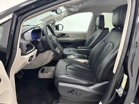 Used 2024 Chrysler Pacifica Touring-L FWD image 21