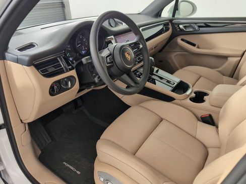 Used 2025 Porsche Macan image 4