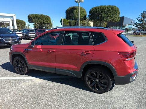 Used 2022 Volkswagen Taos SE w/ Panoramic Sunroof Package image 11