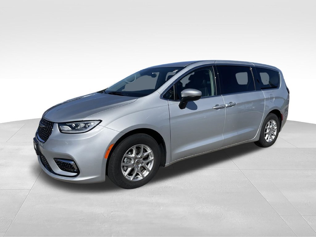 Used 2023 Chrysler Pacifica Touring-L FWD image 5