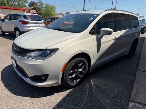 Used 2020 Chrysler Pacifica Touring-L Plus FWD image 3