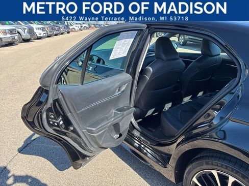 Used 2018 Toyota Camry SE w/ Moonroof Package image 32