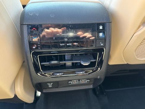 Used 2024 Jeep Grand Cherokee L Limited w/ Luxury Tech Group II image 27