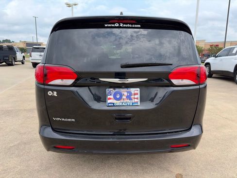 Used 2023 Chrysler Voyager LX FWD image 6