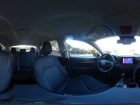 Used 2025 Toyota Camry LE image 41