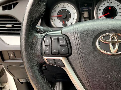 Used 2020 Toyota Sienna SE FWD image 22