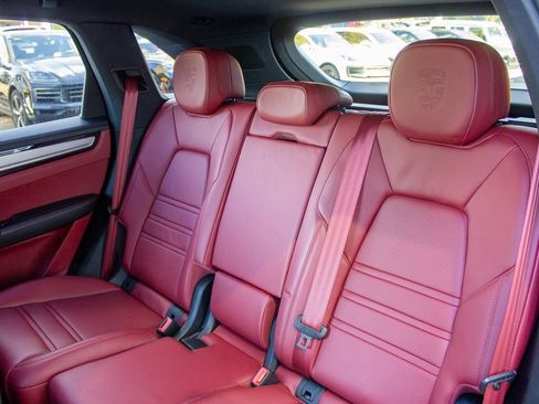 Used 2022 Porsche Cayenne Platinum Edition image 22