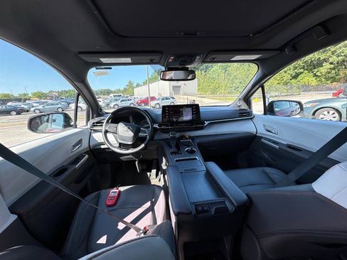 Used 2021 Toyota Sienna XSE w/ XSE Plus Package AWD/4WD image 5