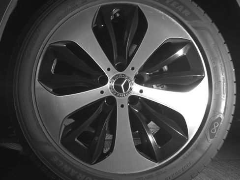 Used 2025 Mercedes-Benz GLB 250 4MATIC image 14