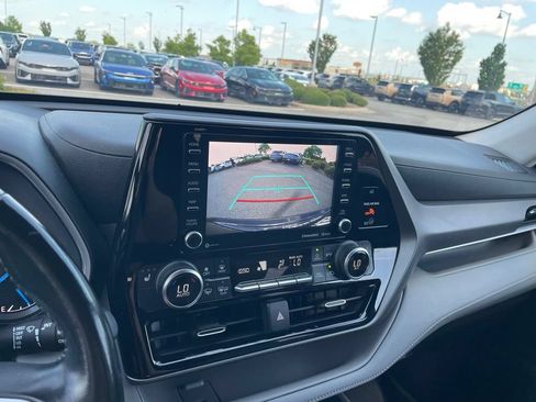 Used 2021 Toyota Highlander XLE FWD image 18