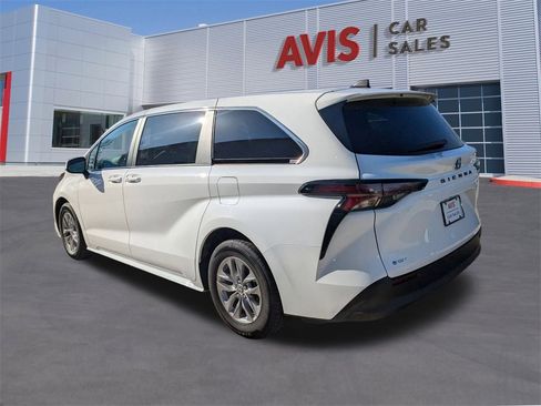 Used 2025 Toyota Sienna LE image 9