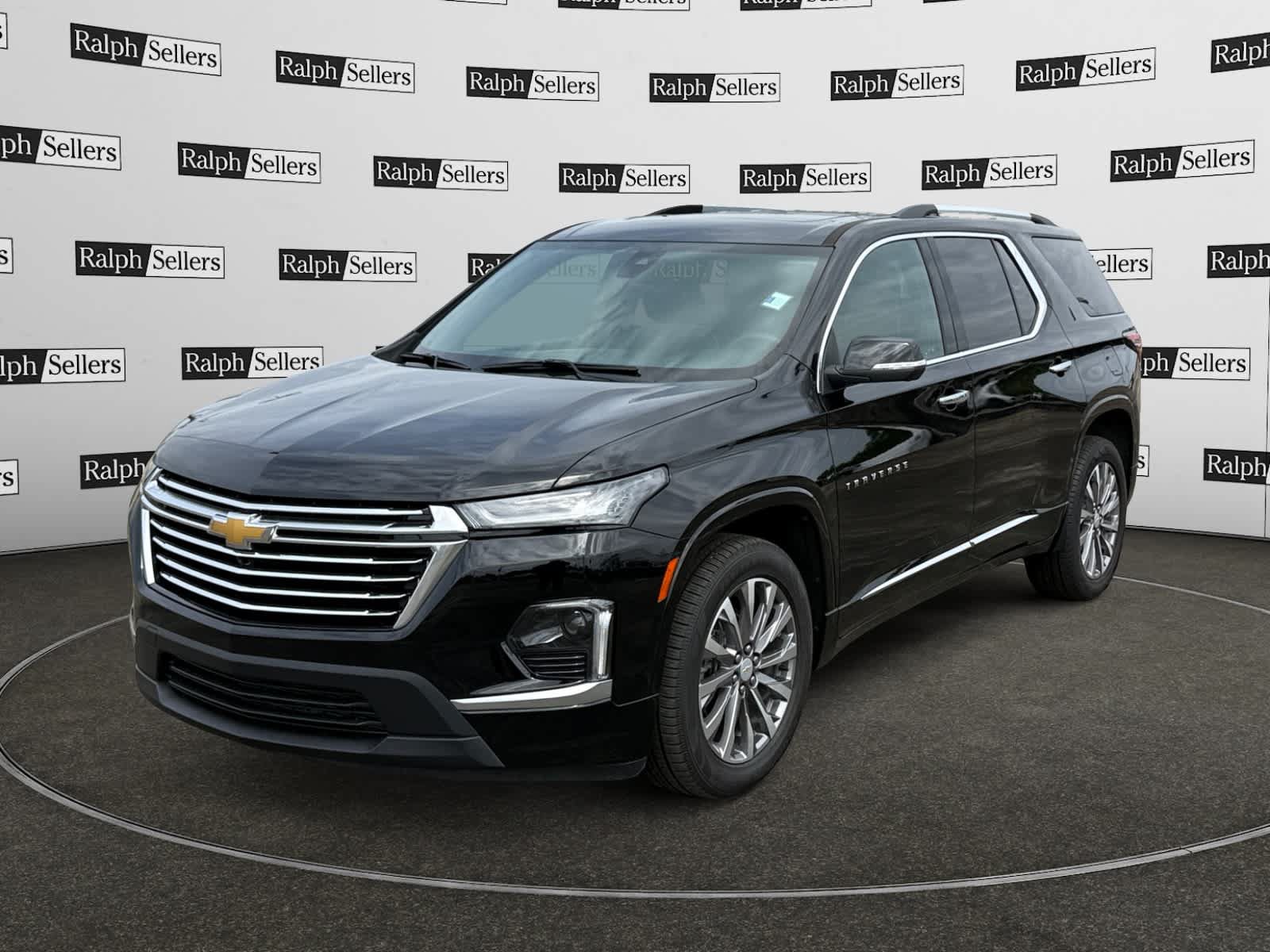 Used 2023 Chevrolet Traverse Premier FWD image 2