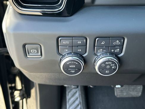 Used 2025 GMC Sierra 1500 AT4 w/ Technology Package AWD/4WD image 18