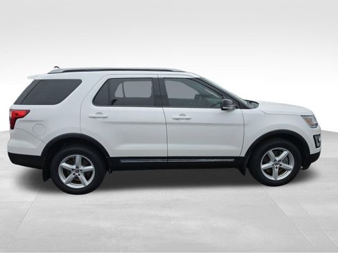 Used 2017 Ford Explorer XLT image 6