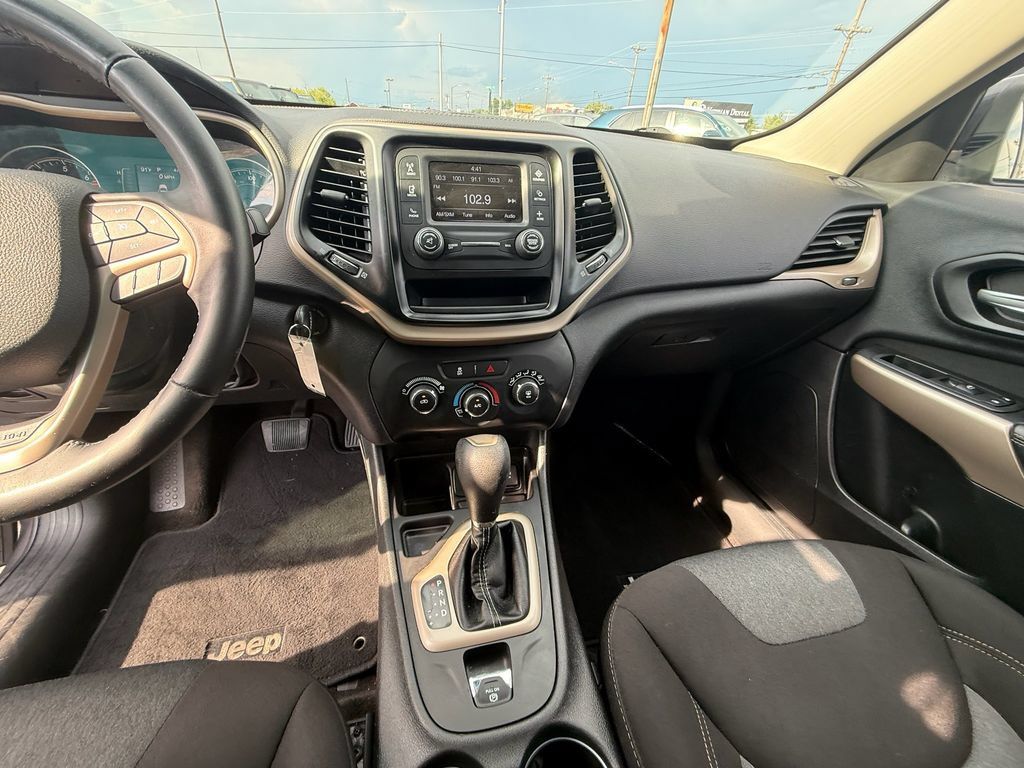 Used 2018 Jeep Cherokee Latitude w/ Altitude Package FWD image 17