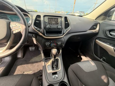 Used 2018 Jeep Cherokee Latitude w/ Altitude Package FWD image 17