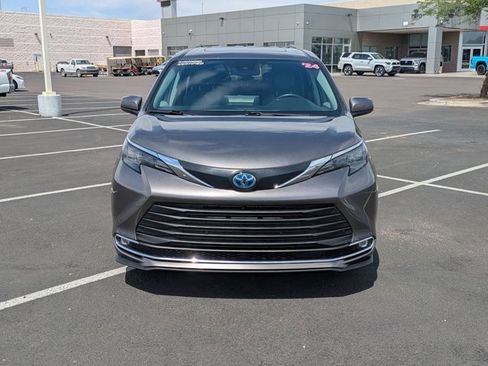 Used 2024 Toyota Sienna XLE image 2