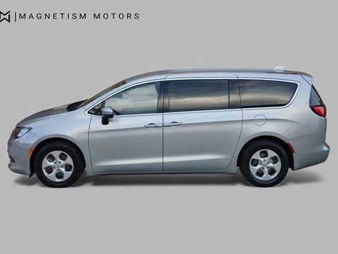 Used 2017 Chrysler Pacifica LX w/ Tire & Wheel Group FWD image 3