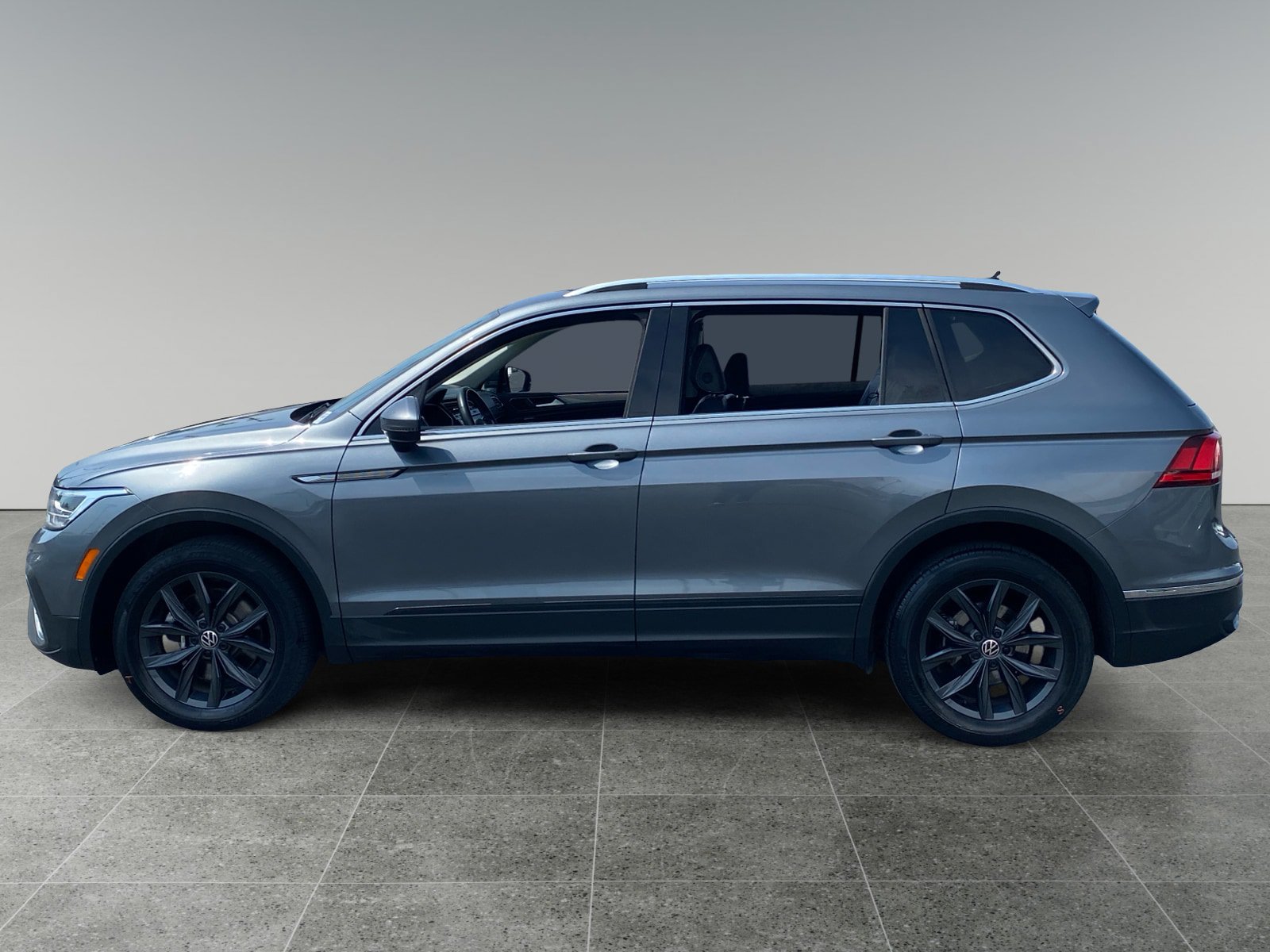 Used 2024 Volkswagen Tiguan Wolfsburg Edition FWD image 2