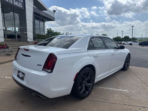 Used 2022 Chrysler 300 Touring L w/ Comfort Group RWD image 3