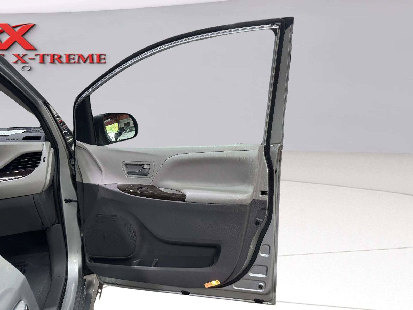 Used 2020 Toyota Sienna XLE Premium FWD image 49