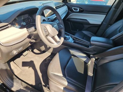 Used 2025 Jeep Compass Limited image 8