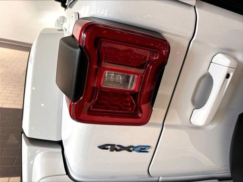 Used 2023 Jeep Wrangler Unlimited Sahara AWD/4WD image 33