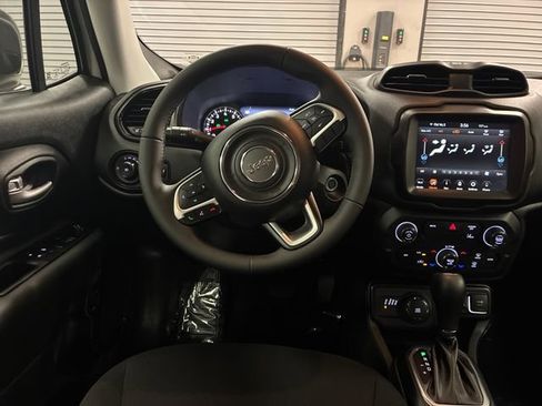 Used 2023 Jeep Renegade Altitude AWD/4WD image 13
