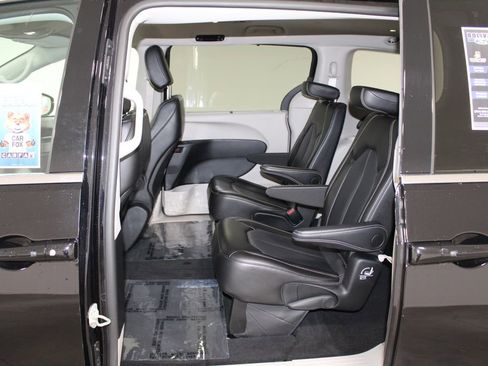 Used 2024 Chrysler Pacifica Touring-L image 24