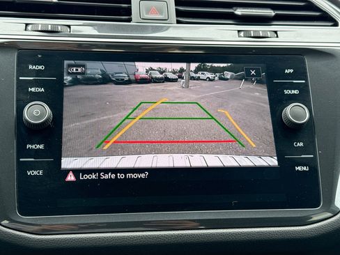 Used 2023 Volkswagen Tiguan SE image 32