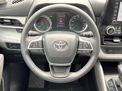 Used 2022 Toyota Highlander LE FWD image 24