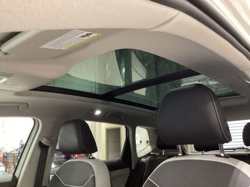 Certified 2025 Volkswagen Taos SE image 12