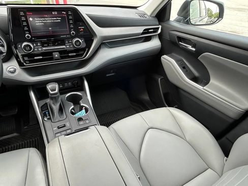 Used 2022 Toyota Highlander XLE AWD/4WD image 12